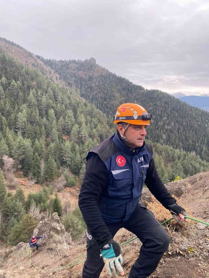 Uçuruma Yuvarlanan Aracın Sürücüsü İçin Arama Kurtarma Çalışması Başlatıldı