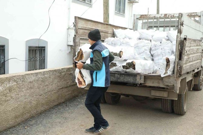 Belediyeden Vatandaşlara Yakacak Desteği