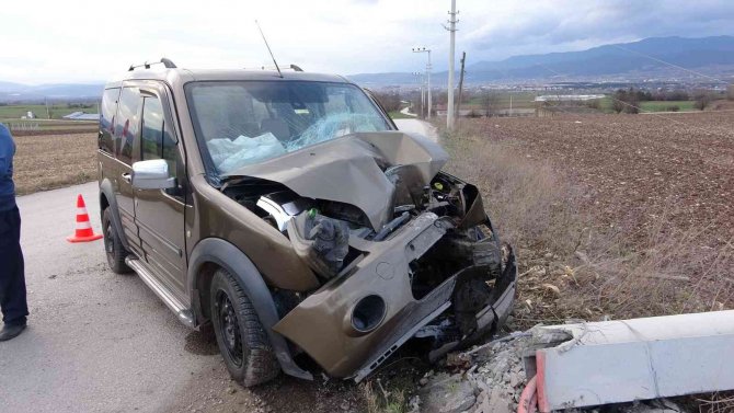 Hafif Ticari Araç Çarptığı Beton Direği Devirdi: 1 Yaralı