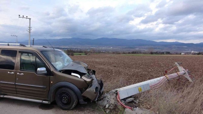 Hafif Ticari Araç Çarptığı Beton Direği Devirdi: 1 Yaralı