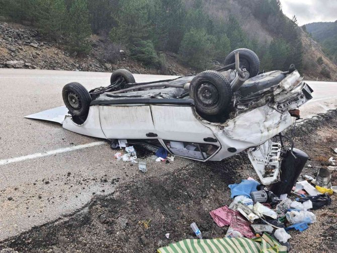 Takla Atan Otomobil Hurdaya Döndü: 3 Yaralı