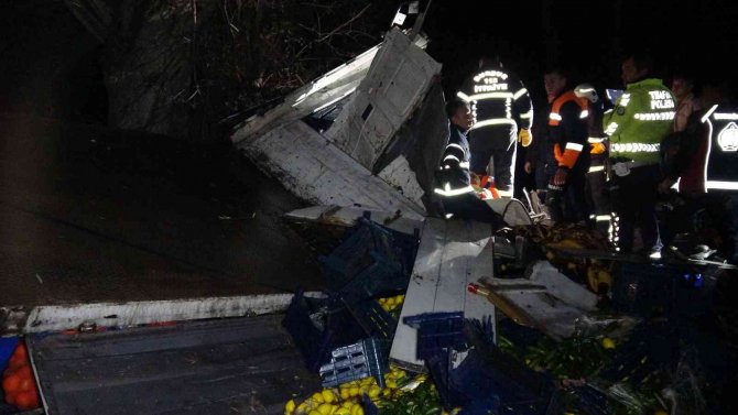 Burdur’da Meyve Yüklü Kamyon Uçurumdan Aşağı Düştü: 1 Ölü
