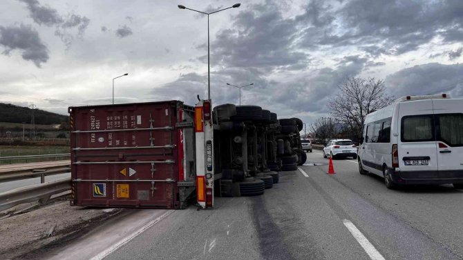 Bursa’da Devrilen Tırın Sürücüsü Yaralandı