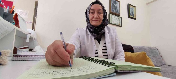 Emekli Hemşire Hastaların Hayatlarından Aldığı İlham İle Yüzlerce Şiir Yazdı