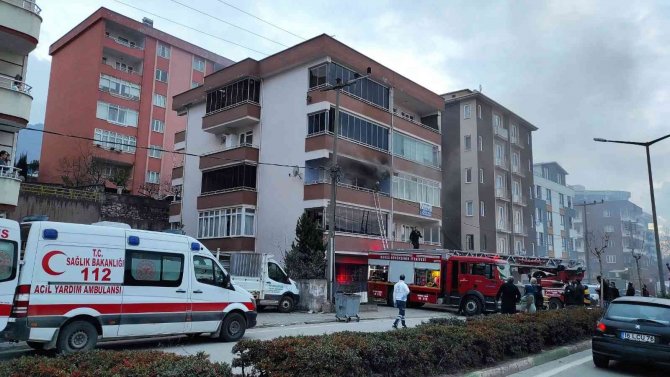 Bursa’da Evini Ateşe Veren Kadını İtfaiye Kurtardı