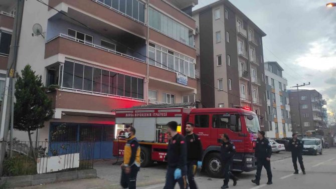 Bursa’da Evini Ateşe Veren Kadını İtfaiye Kurtardı