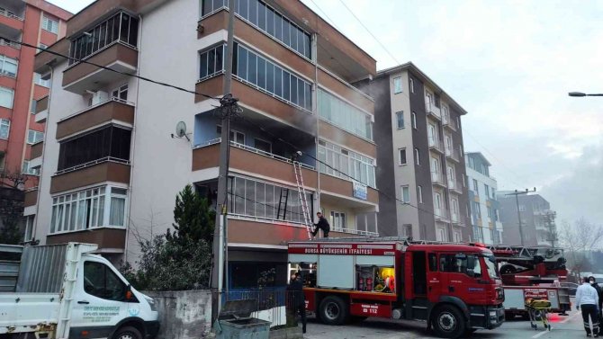 Bursa’da Evini Ateşe Veren Kadını İtfaiye Kurtardı