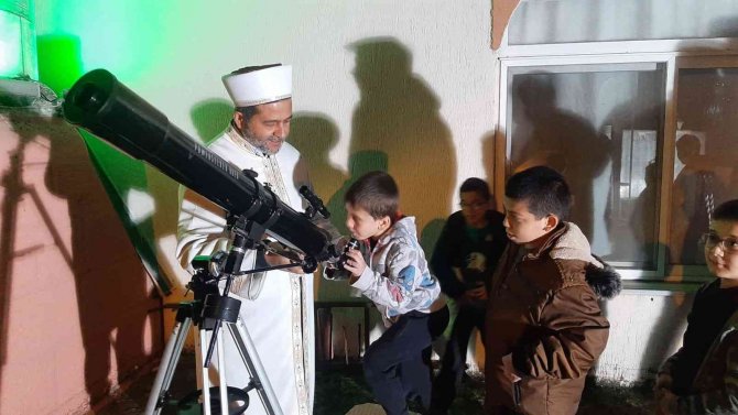 Çatısına Teleskop Kurulan Cami, Çocukların Ve Gençlerin İlgisini Çekiyor