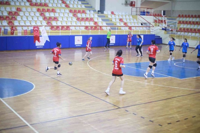 Denizli’de 114 Sporcu Kupayı Kaldırmak İçin Kıyasyısa Mücadele Etti