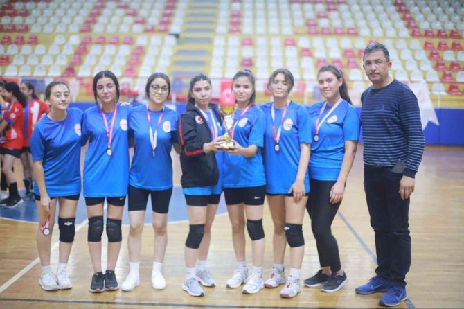 Denizli’de 114 Sporcu Kupayı Kaldırmak İçin Kıyasyısa Mücadele Etti