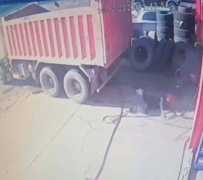 Çürük Lastik Bomba Gibi Patladı, Ayakları Yerden Kesildi