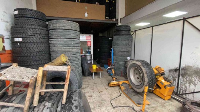 Çürük Lastik Bomba Gibi Patladı, Ayakları Yerden Kesildi