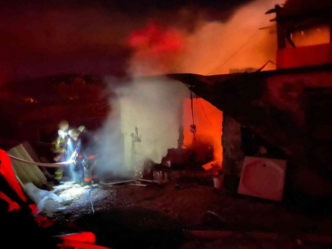 Depremden Kurtardığı Eşyaları Yangında Kül Oldu
