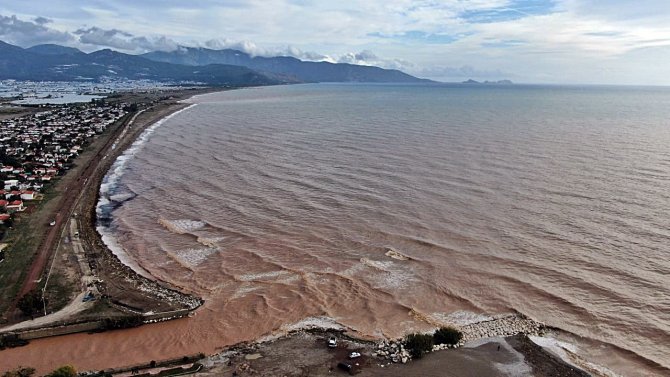 Akdeniz’le Birleşen Sel Suları İki İlçenin Kıyı Şeridini Kahverengiye Bürüdü