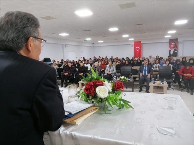 Eski Bakan Güçlü’den Öğrencilere Tavsiyeler