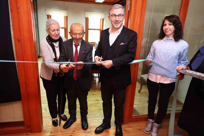 85 Yaşında Kitaplarını Bağışladı, Adına Kitaplık Açıldı