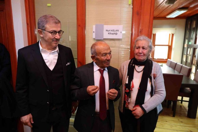 85 Yaşında Kitaplarını Bağışladı, Adına Kitaplık Açıldı