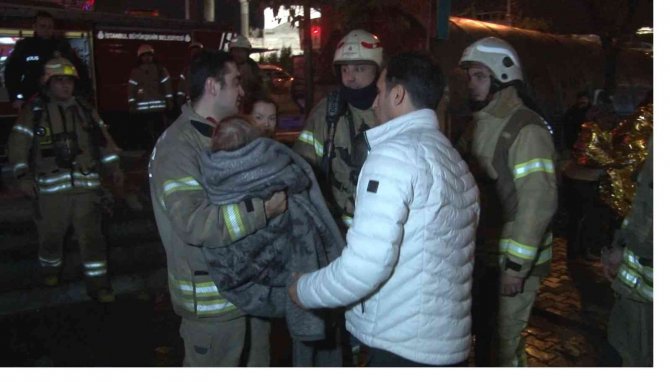 Fatih’te 6 Katlı Otelde Çıkan Yangında 60 Kişi Tahliye Edildi