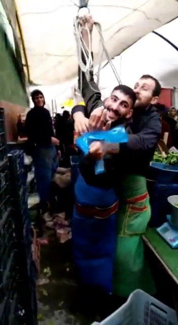 Fırtınada Çadırını Bağlarken Uçma Tehlikesi Yaşayan Pazarcıyı Arkadaşı Bacağından Tutarak Kurtardı
