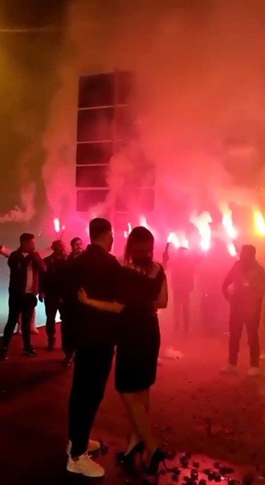 Gaziosmanpaşa’da Meşaleli Ve Havai Fişekli Sürpriz Evlilik Teklifi