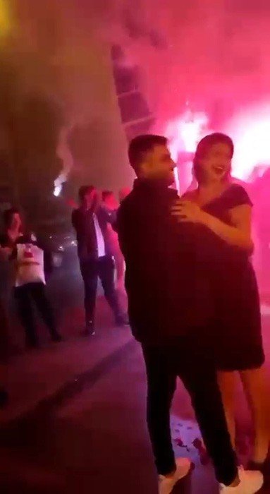 Gaziosmanpaşa’da Meşaleli Ve Havai Fişekli Sürpriz Evlilik Teklifi