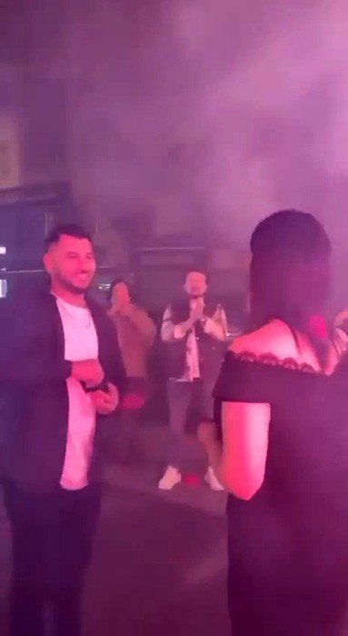 Gaziosmanpaşa’da Meşaleli Ve Havai Fişekli Sürpriz Evlilik Teklifi