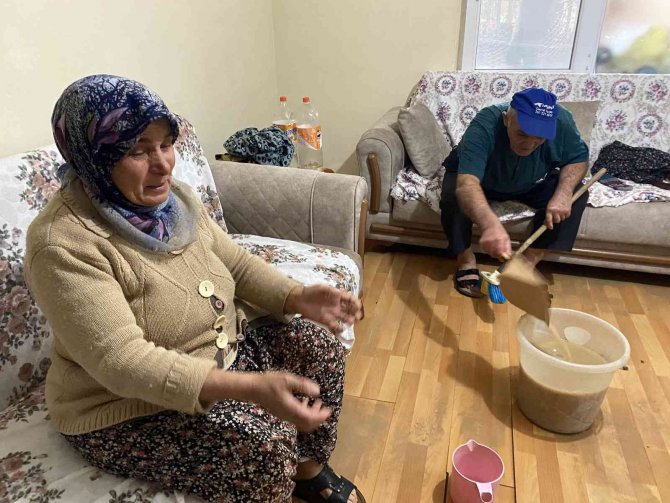Evi Sular Altında Kalan Yaşlı Teyze Göz Yaşlarına Hakim Olamadı