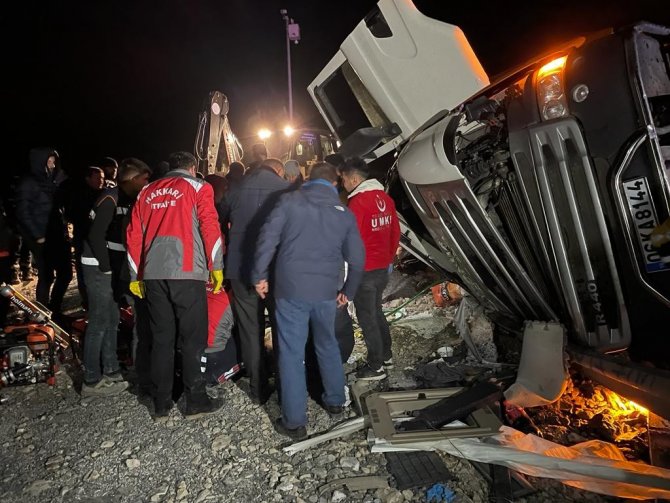 Hakkari’de Kömür Yüklü Tır Devrildi: 3 Yaralı