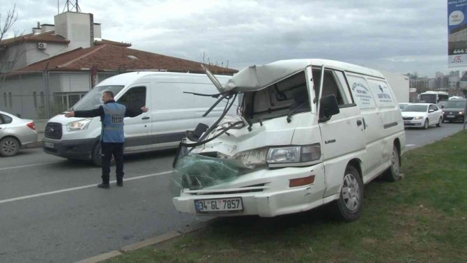 Başakşehir’de 2 Ticari Aracın Karıştığı Kazada, 2 Kişi Yaralandı