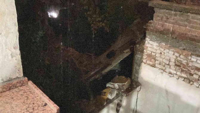 İ̇zmir’de Sağanak Yağmur Nedeniyle Evin Çatısı Çöktü