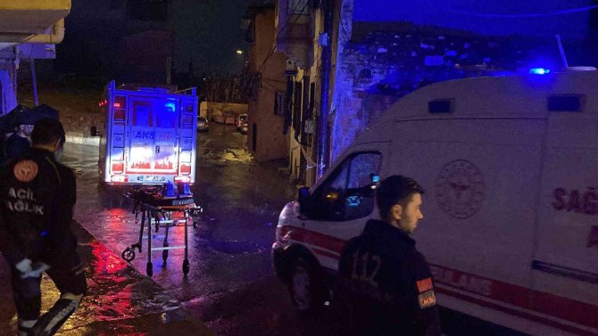İ̇zmir’de Sağanak Yağmur Nedeniyle Evin Çatısı Çöktü