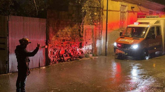 İ̇zmir’de Sağanak Yağmur Nedeniyle Evin Çatısı Çöktü