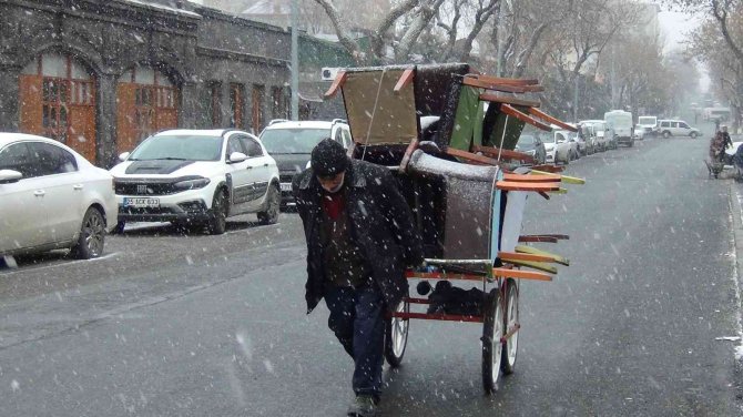 Kars’ta Kar Yağışı Etkili Oluyor