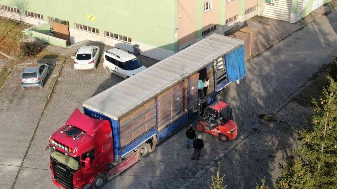 Spor Salonunun Fabrikaya Dönüştüğü Meslek Lisesinde 120 Bin Ahşap Oyuncak Üretildi