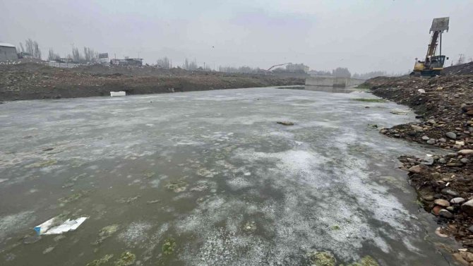 Dondurucu Soğukta Çalışan İşçiler Ateş Yakıp Isındı