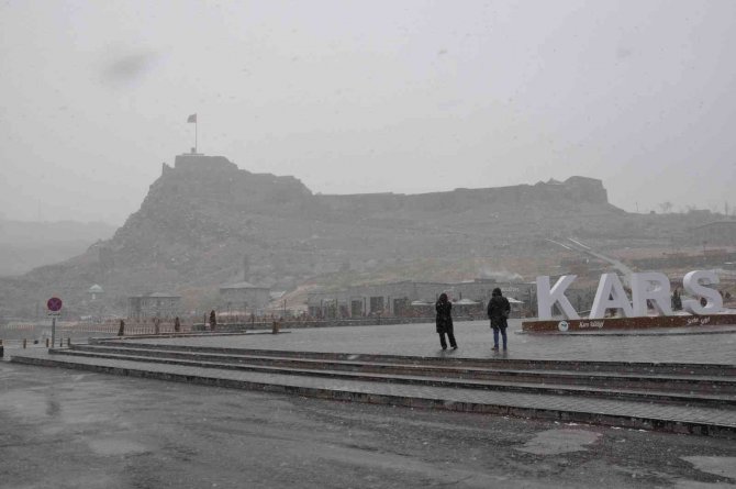 Kars’ta Kar Yağışı Etkili Oluyor