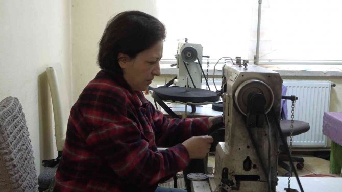 Mikro Kredi Desteğiyle Ev Hanımıyken İş Kadını Oldu: Ürettiği Çantaları 22 Ülkeye İhraç Etti