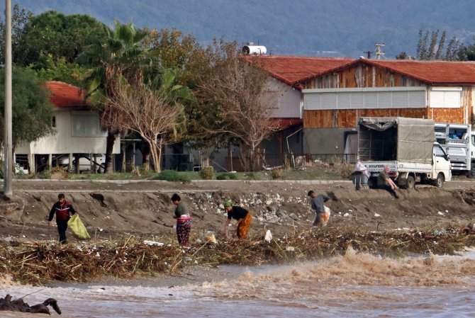 Akdeniz’le Birleşen Sel Suları İki İlçenin Kıyı Şeridini Kahverengiye Bürüdü