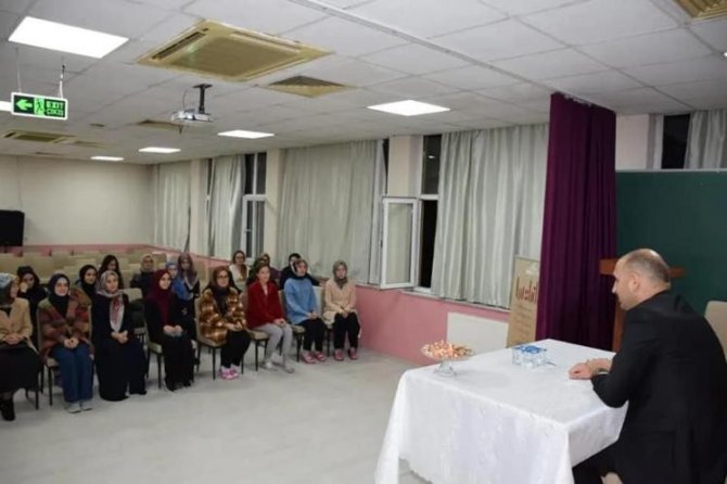 Kız Yurdunda Bulunan Öğrenciler İle Program Yapıldı