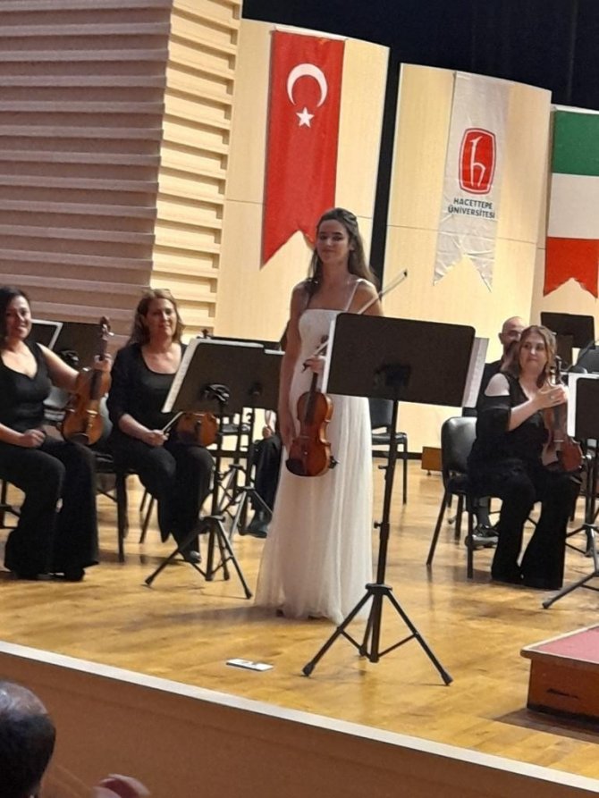 Genç Keman Virtüözünden Uluslararası Yarışmada Birinci Oldu