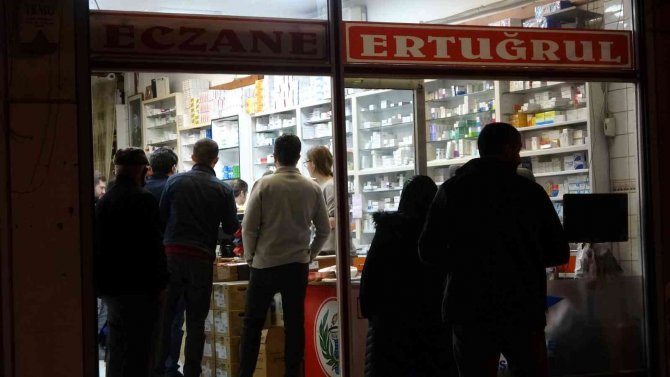 Artan Hastalıklar Nöbetçi Eczanelerde Kuyruk Oluşturdu