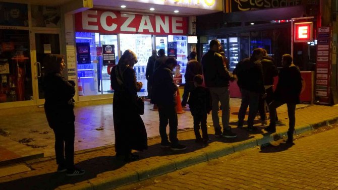 Artan Hastalıklar Nöbetçi Eczanelerde Kuyruk Oluşturdu