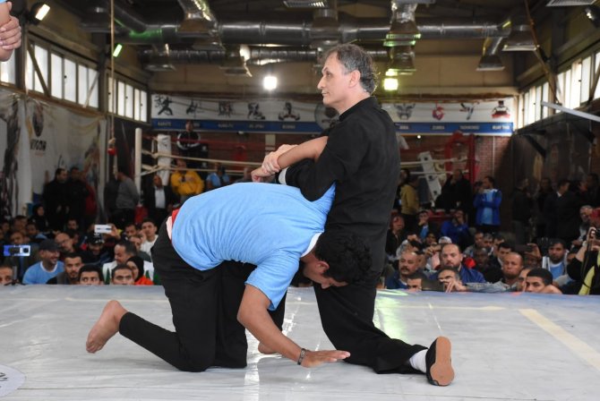 Türk Dövüş Ustası Sijo Yüksel Yılmaz, Kahire’de Hünerlerini Sergiledi