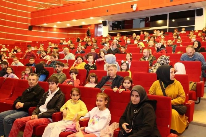 Çocuklar Karagöz’ün Karnesini İzledi