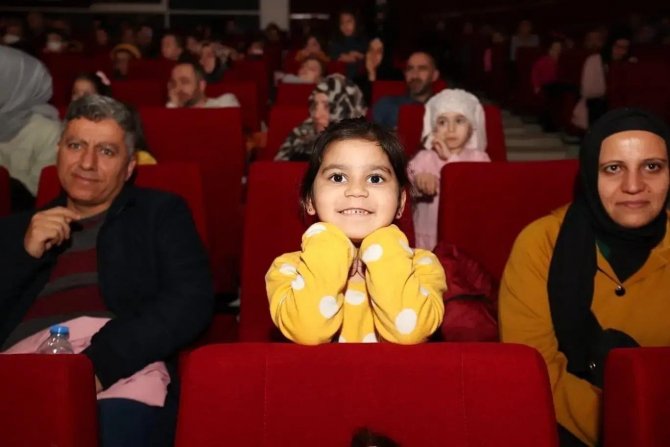 Çocuklar Karagöz’ün Karnesini İzledi