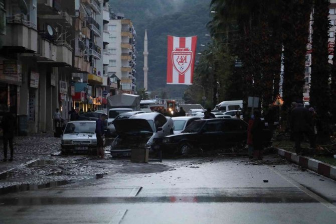 Kumluca’da Sel Araçları Üst Üste Çıkardı