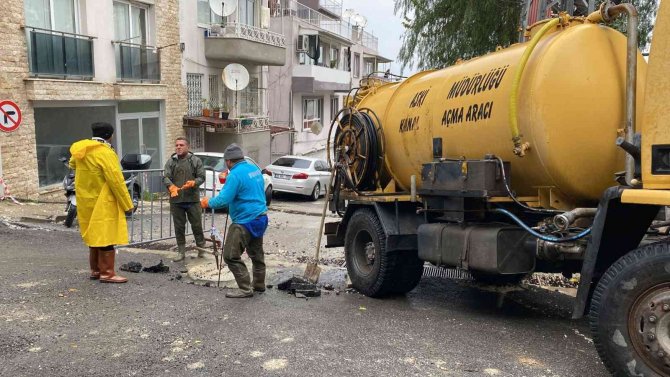Kuşadası Belediyesi’nden Sağanak Mesaisi