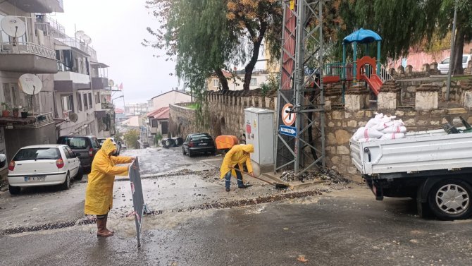 Kuşadası Belediyesi’nden Sağanak Mesaisi