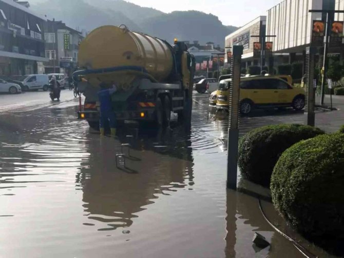 Büyükşehir Ekiplerinden Taşkınlara Müdahale