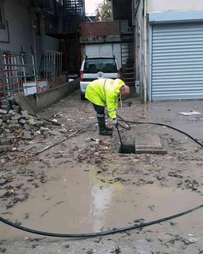 Büyükşehir Ekiplerinden Taşkınlara Müdahale